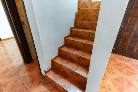 Casa à venda com 97m², 3 quartos e 2 vagasEscada acesso quartos