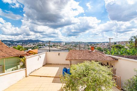 Casa à venda com 226m², 4 quartos e 2 vagasVaranda