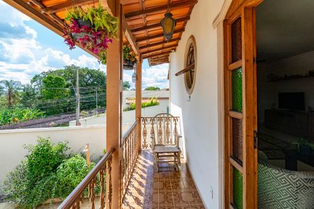 Casa à venda com 226m², 4 quartos e 2 vagasVaranda