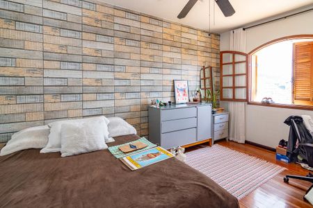 Casa à venda com 226m², 4 quartos e 2 vagasSuíte 3