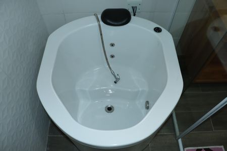 Casa de condomínio para alugar com 2600m², 3 quartos e sem vagaBanheiro da Suíte