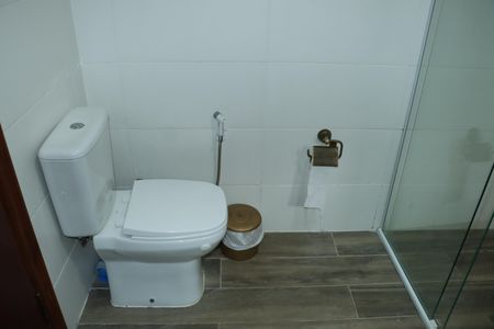 Casa de condomínio para alugar com 2600m², 3 quartos e sem vagaBanheiro da Suíte