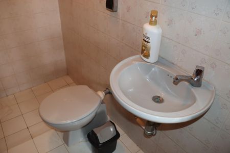 Casa de condomínio para alugar com 2600m², 3 quartos e sem vagaBanheiro de Serviço