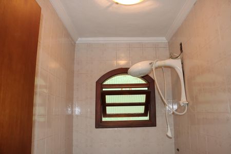 Casa de condomínio para alugar com 2600m², 3 quartos e sem vagaBanheiro de Serviço