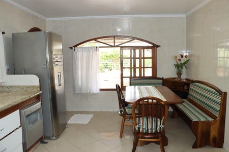 Casa de condomínio para alugar com 2600m², 3 quartos e sem vagaCozinha