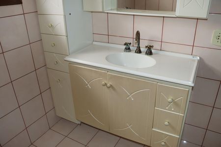 Casa de condomínio para alugar com 2600m², 3 quartos e sem vagaBanheiro Social