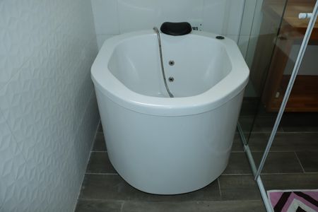 Casa de condomínio para alugar com 2600m², 3 quartos e sem vagaBanheiro da Suíte