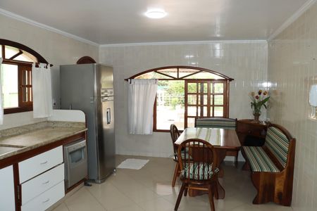 Casa de condomínio para alugar com 2600m², 3 quartos e sem vagaCozinha