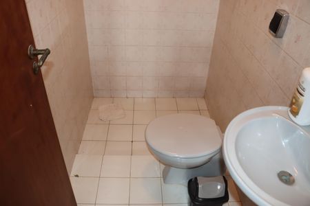 Casa de condomínio para alugar com 2600m², 3 quartos e sem vagaBanheiro de Serviço