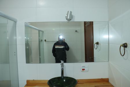 Casa de condomínio para alugar com 2600m², 3 quartos e sem vagaBanheiro da Suíte