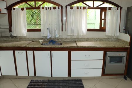 Casa de condomínio para alugar com 2600m², 3 quartos e sem vagaCozinha