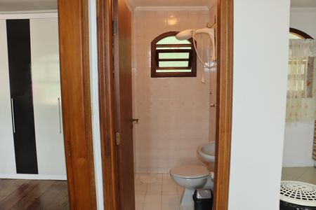 Casa de condomínio para alugar com 2600m², 3 quartos e sem vagaBanheiro de Serviço