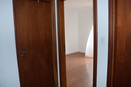 Casa de condomínio para alugar com 2600m², 3 quartos e sem vagaCorredor
