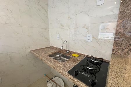 Cozinha de kitnet/studio para alugar com 1 quarto, 18m² em Jardim Vinte E Cinco de Agosto, Duque de Caxias