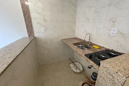 Cozinha de kitnet/studio para alugar com 1 quarto, 18m² em Jardim Vinte E Cinco de Agosto, Duque de Caxias