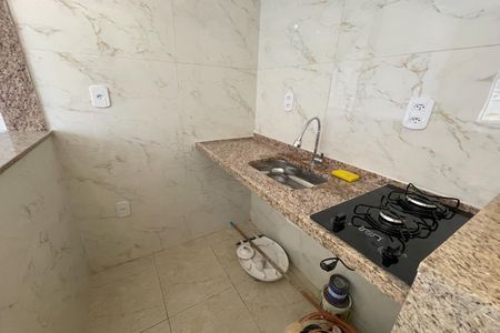 Cozinha de kitnet/studio para alugar com 1 quarto, 18m² em Jardim Vinte E Cinco de Agosto, Duque de Caxias