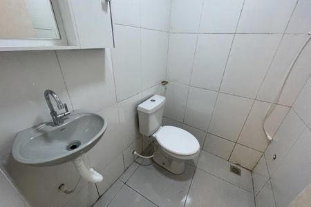 Banheiro de kitnet/studio para alugar com 1 quarto, 18m² em Jardim Vinte E Cinco de Agosto, Duque de Caxias