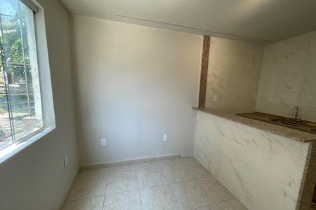 Sala de kitnet/studio para alugar com 1 quarto, 18m² em Jardim Vinte E Cinco de Agosto, Duque de Caxias