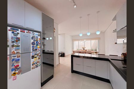 Casa de condomínio à venda com 300m², 4 quartos e 4 vagasCozinha