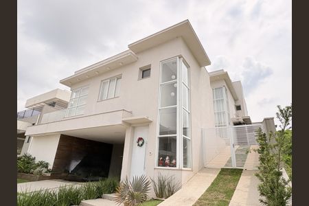Casa de condomínio à venda com 300m², 4 quartos e 4 vagasFachada