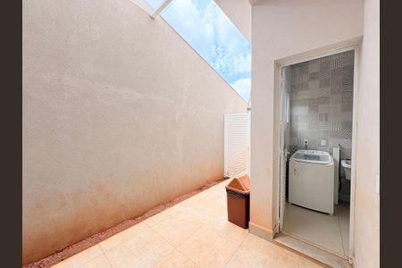 Casa de condomínio à venda com 300m², 4 quartos e 4 vagasÁrea de Serviço