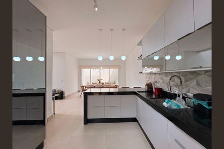 Casa de condomínio à venda com 300m², 4 quartos e 4 vagasCozinha