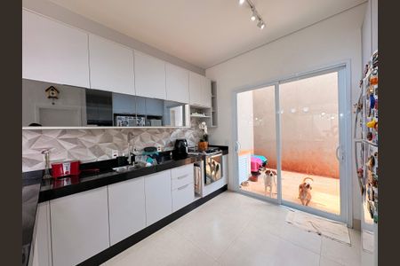 Casa de condomínio à venda com 300m², 4 quartos e 4 vagasCozinha