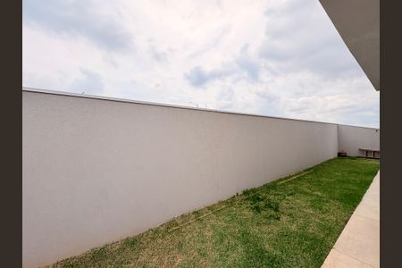 Casa de condomínio à venda com 300m², 4 quartos e 4 vagasQuintal das Suítes