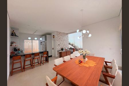 Casa de condomínio à venda com 300m², 4 quartos e 4 vagasSala de Jantar