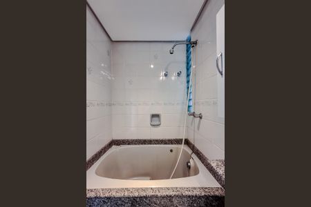 Apartamento à venda com 81m², 3 quartos e 2 vagasBanheiro da Suíte