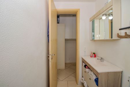 Banheiro de apartamento à venda com 1 quarto, 44m² em Jardim do Salso, Porto Alegre