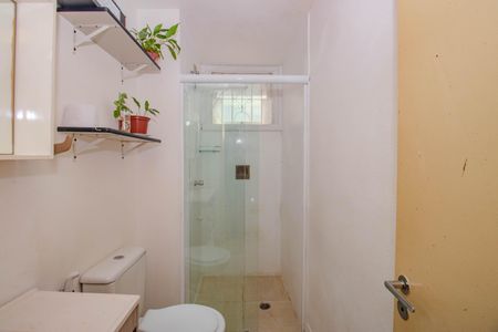 Banheiro de apartamento à venda com 1 quarto, 44m² em Jardim do Salso, Porto Alegre