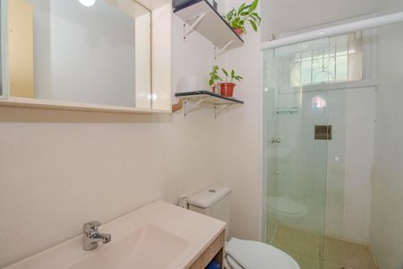 Banheiro de apartamento à venda com 1 quarto, 44m² em Jardim do Salso, Porto Alegre