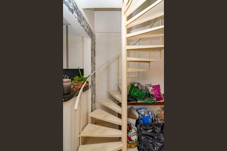 Apartamento para alugar com 160m², 2 quartos e 2 vagas Apartamento para alugar com 160m², 2 quartos e 2 vagasEscada