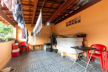 Casa à venda com 80m², 2 quartos e 2 vagas Casa à venda com 80m², 2 quartos e 2 vagasVaranda