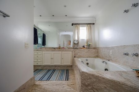 Apartamento à venda com 272m², 4 quartos e 5 vagasBanheiro da Suíte 1