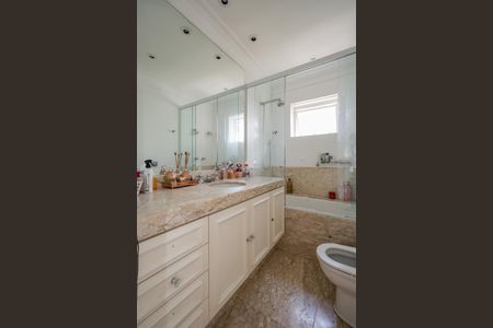 Apartamento à venda com 272m², 4 quartos e 5 vagasBanheiro da Suíte 3