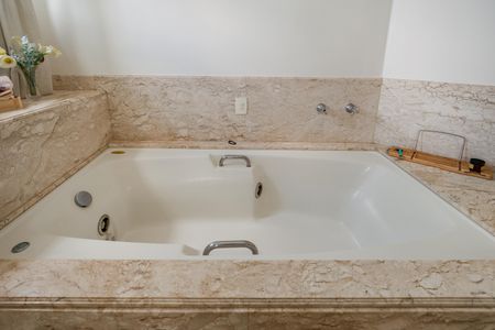 Apartamento à venda com 272m², 4 quartos e 5 vagasBanheiro da Suíte 1