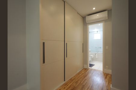 Apartamento à venda com 132m², 2 quartos e 2 vagasCloset da suíte
