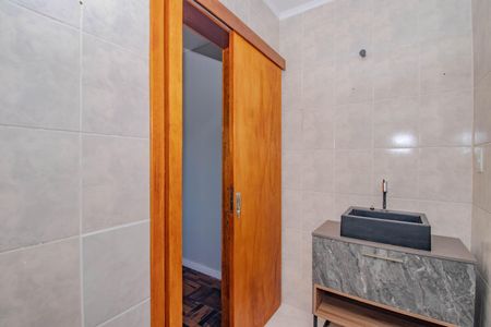 Banheiro de kitnet/studio para alugar com 1 quarto, 32m² em Passo D’areia, Porto Alegre