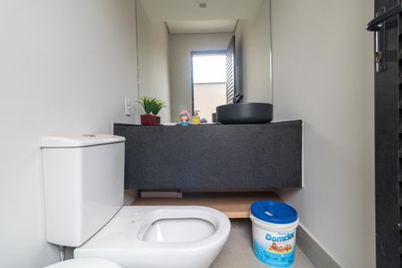 Casa de condomínio à venda com 330m², 4 quartos e 4 vagas Casa de condomínio à venda com 330m², 4 quartos e 4 vagasLavabo externo