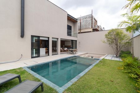 Casa de condomínio à venda com 330m², 4 quartos e 4 vagas Casa de condomínio à venda com 330m², 4 quartos e 4 vagasQuintal