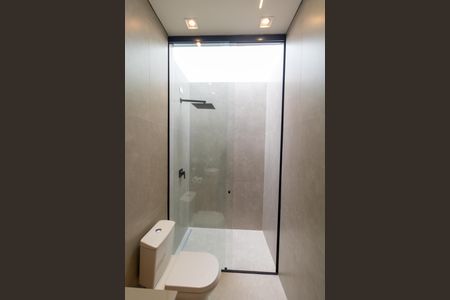 Casa de condomínio à venda com 330m², 4 quartos e 4 vagas Casa de condomínio à venda com 330m², 4 quartos e 4 vagasBanheiro da Suíte 01