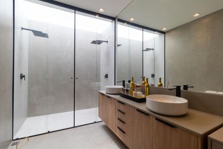 Casa de condomínio à venda com 330m², 4 quartos e 4 vagas Casa de condomínio à venda com 330m², 4 quartos e 4 vagasBanheiro da Suíte 04