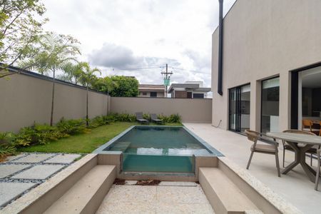 Casa de condomínio à venda com 330m², 4 quartos e 4 vagas Casa de condomínio à venda com 330m², 4 quartos e 4 vagasQuintal