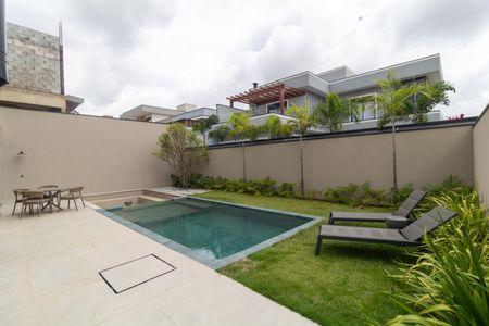 Casa de condomínio à venda com 330m², 4 quartos e 4 vagas Casa de condomínio à venda com 330m², 4 quartos e 4 vagasQuintal
