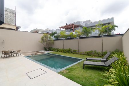 Casa de condomínio à venda com 330m², 4 quartos e 4 vagas Casa de condomínio à venda com 330m², 4 quartos e 4 vagasQuintal