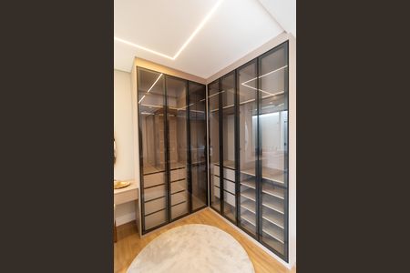 Casa de condomínio à venda com 330m², 4 quartos e 4 vagas Casa de condomínio à venda com 330m², 4 quartos e 4 vagasCloset Suíte 04