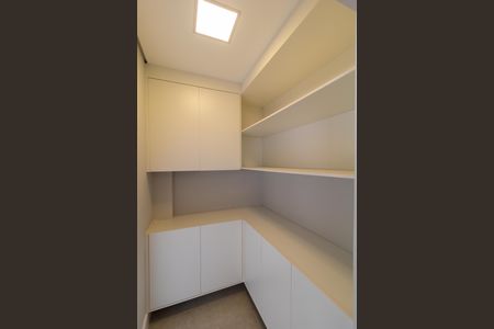 Casa de condomínio à venda com 330m², 4 quartos e 4 vagas Casa de condomínio à venda com 330m², 4 quartos e 4 vagasDespensa