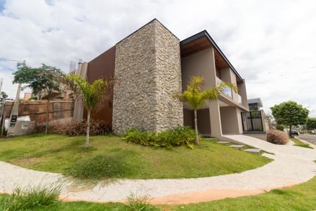 Casa de condomínio à venda com 330m², 4 quartos e 4 vagas Casa de condomínio à venda com 330m², 4 quartos e 4 vagasFachada